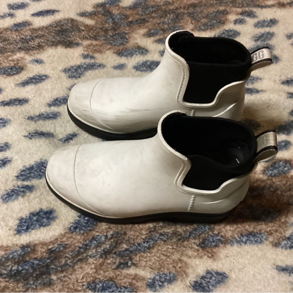 UGG WOMENS WHITE BOOTS.
